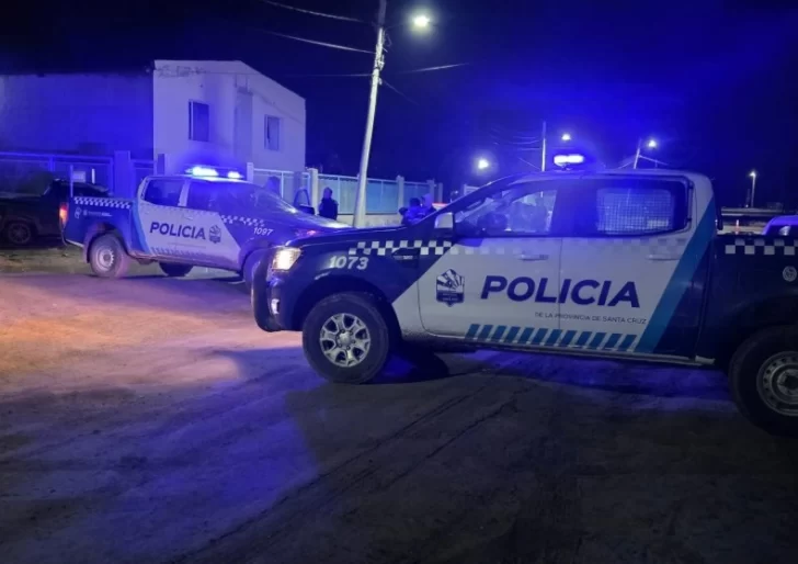  La policía fuera de la casa de Hugo Toledo Vargas.