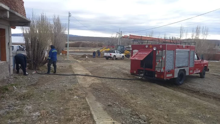 Bomberos colaboraron con SPSE para resolver una obstrucción en la red cloacal