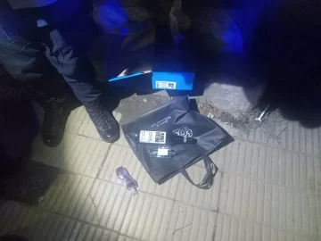 Dos jóvenes detenidos en pleno centro tras robar en una farmacia: tenían dos perfumes y un fernet Dos jóvenes detenidos en pleno centro tras robar en una farmacia: tenían dos perfumes y un fernet