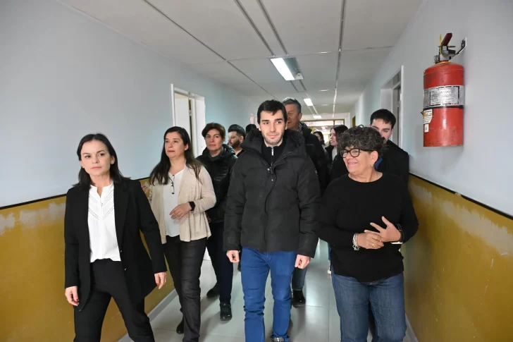  El gobernador realizó una recorrida en la Escuela N° 7731 de Telsen, donde se inauguró el primer Aula Digital Móvil (ADM).