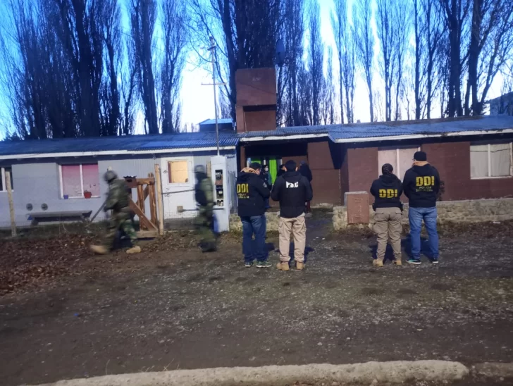 Agentes afuera del domicilio allanado. (FOTO: POLICÍA SANTA CRUZ)