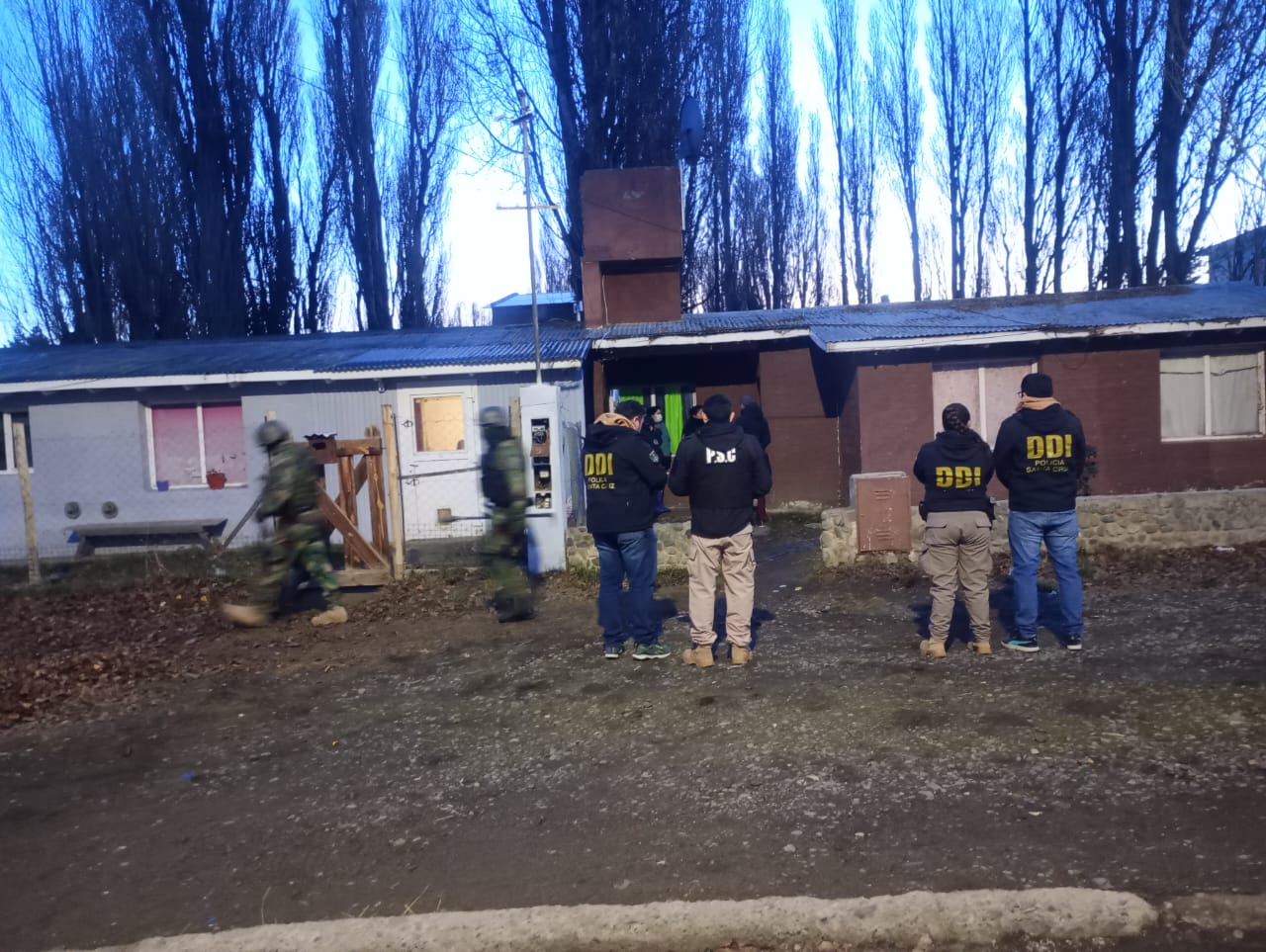  Agentes afuera del domicilio allanado. (FOTO: POLICÍA SANTA CRUZ)