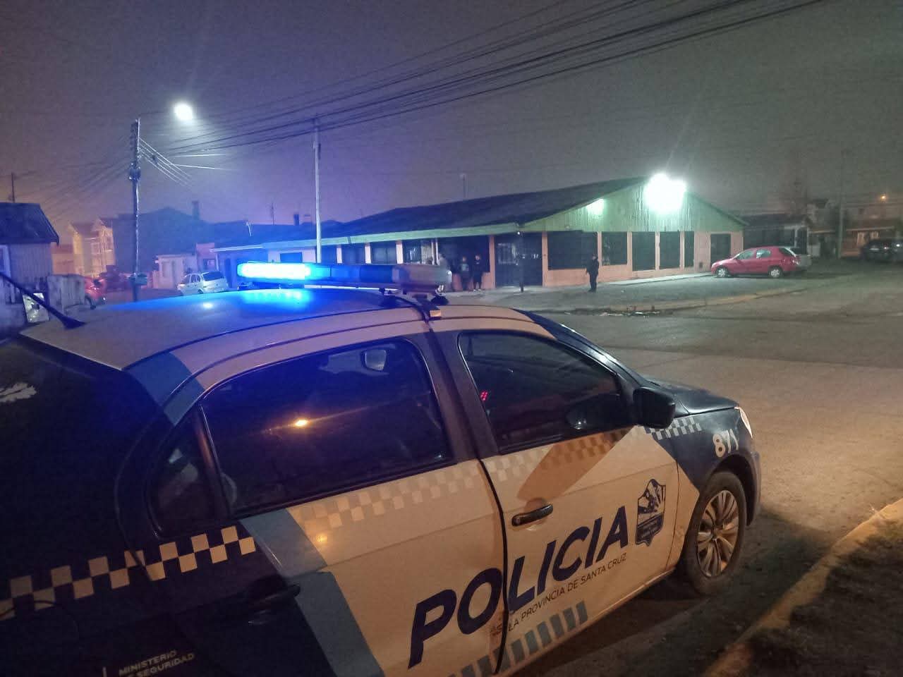  Un móvil policial durante uno de los controles que se hizo en el barrio Belgrano. (FOTO: POLICÍA SANTA CRUZ)