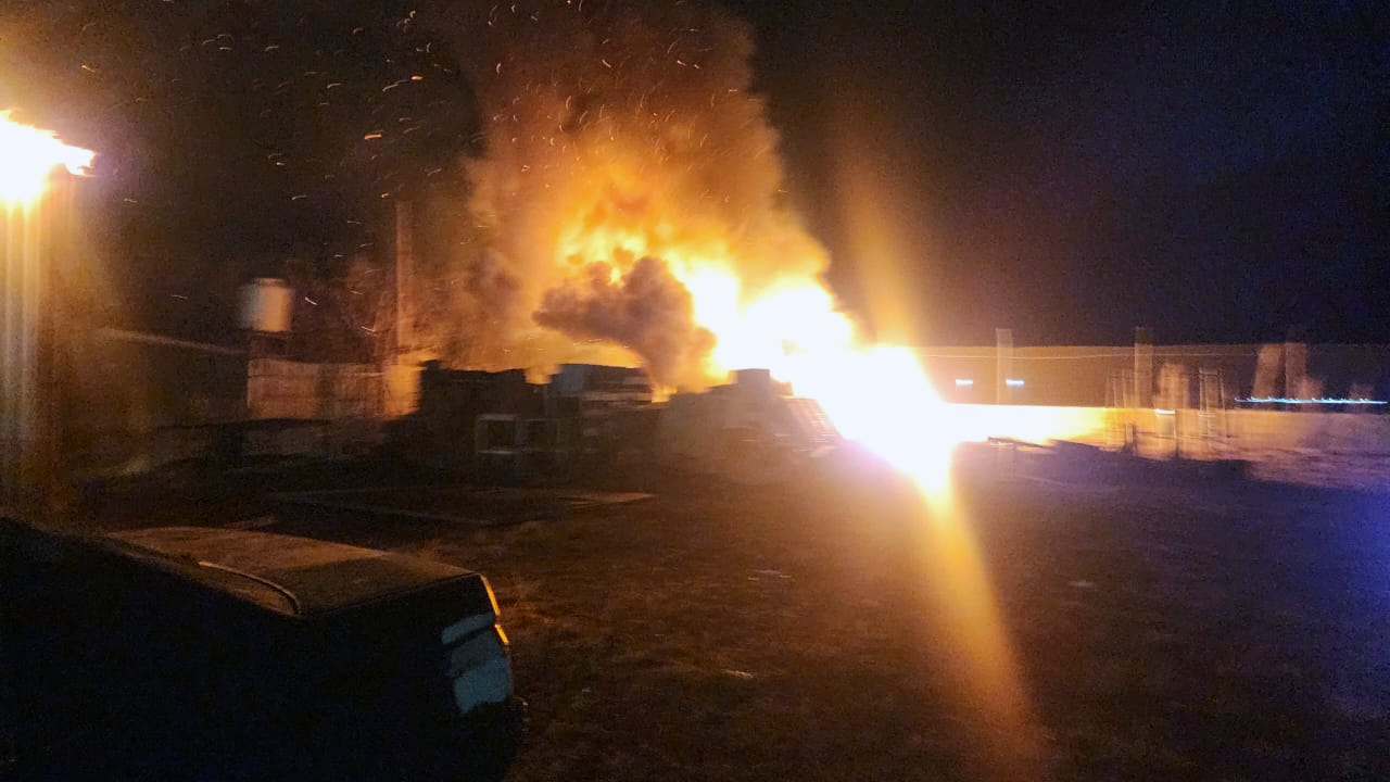  El fuego durante el siniestro. (FOTO: POLICÍA SANTA CRUZ)