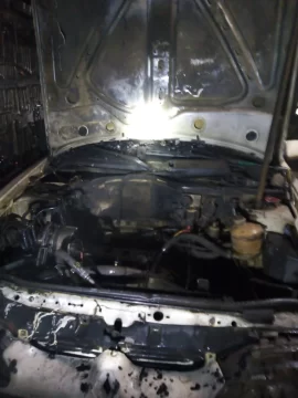 Fuego en un taller: probaba la batería de un auto y causó accidentalmente un incendio Fuego en un taller: probaba la batería de un auto y causó accidentalmente un incendio