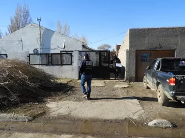 Allanamiento en Perito Moreno por incendio intencional de un Volkswagen Gol Allanamiento en Perito Moreno por incendio intencional de un Volkswagen Gol