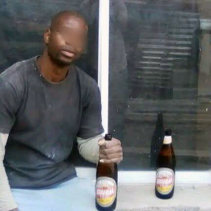  El acusado junto a dos cervezas. (FOTO: LA OPINIÓN AUSTRAL)