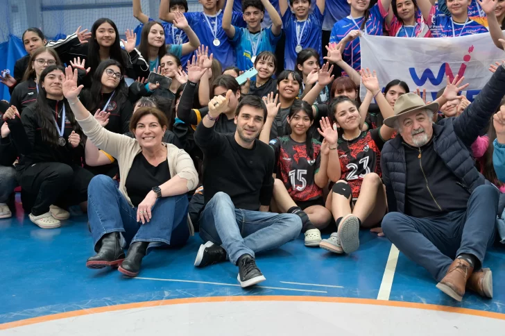 Ignacio Torres, Othar Macharashvili y Ana Clara Romero acompañaron a más de 200 deportistas en las finales de vóley