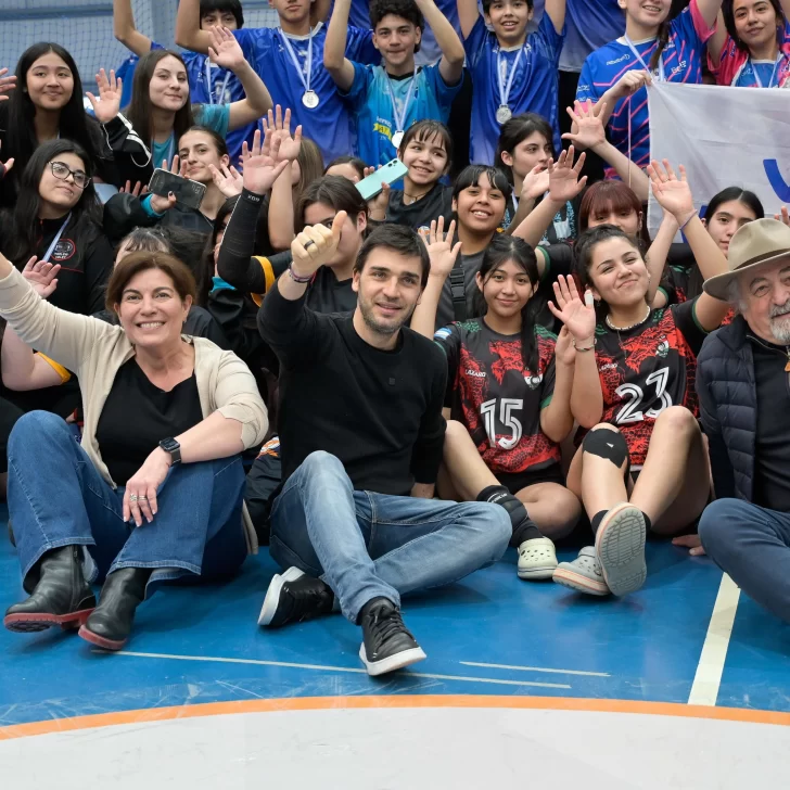 Ignacio Torres, Othar Macharashvili y Ana Clara Romero acompañaron a más de 200 deportistas en las finales de vóley