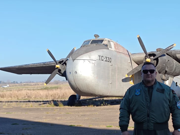  Pereyra posando delante de un avión. (FOTO: LA OPINIÓN AUSTRAL)