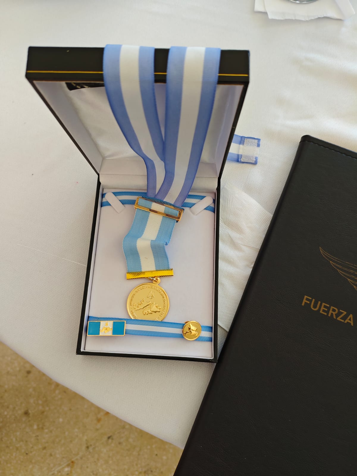  La condecoración que recibió Pereyra. (FOTO: LA OPINIÓN AUSTRAL)