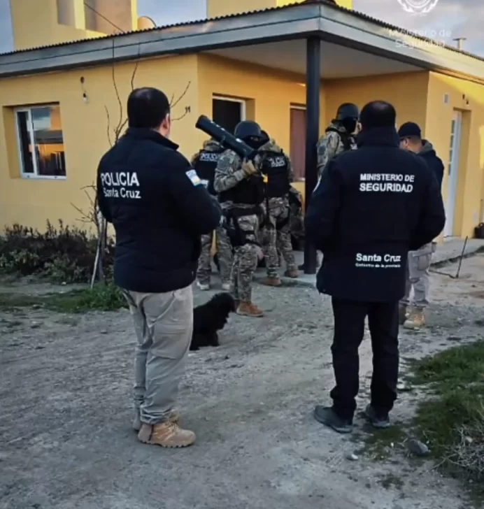  Personal policial y del Ministerio de seguridad durante los allanamientos.