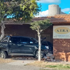 Joven chocó la camioneta del padre contra un local: “Me rompo el lomo trabajando”