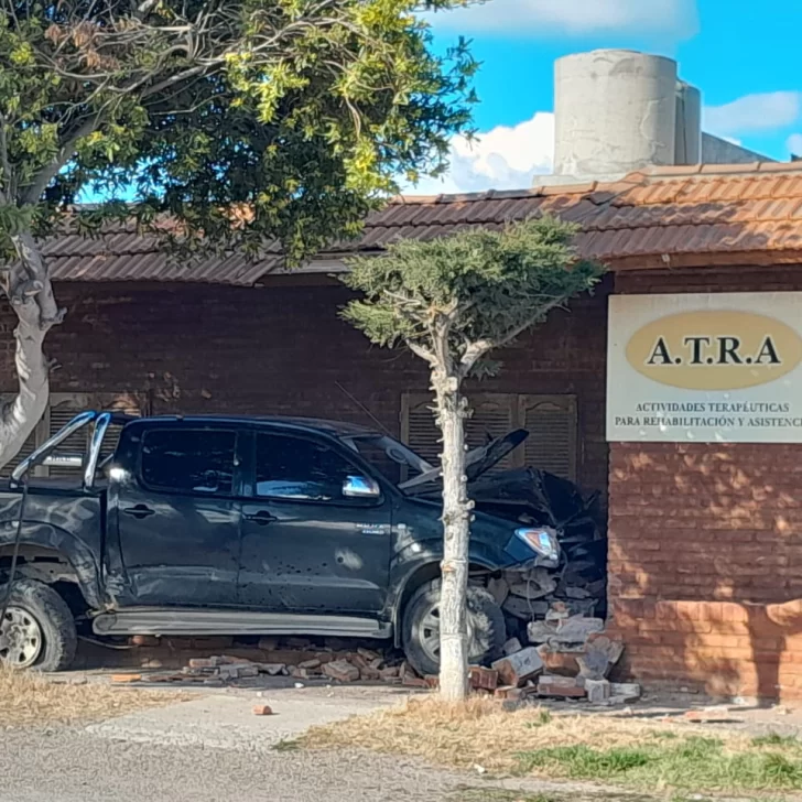 Joven chocó la camioneta del padre contra un local: “Me rompo el lomo trabajando” Joven chocó la camioneta del padre contra un local: “Me rompo el lomo trabajando”