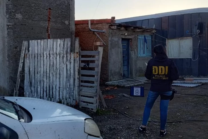  Una agente de la DDI durante uno de los procedimientos. (FOTO: POLICÍA SANTA CRUZ)