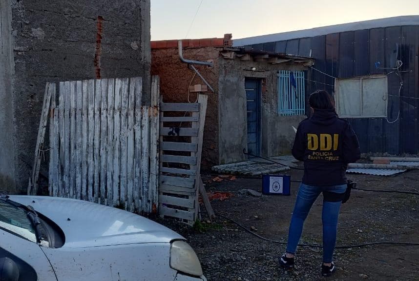  Una agente de la DDI durante uno de los procedimientos. (FOTO: POLICÍA SANTA CRUZ)