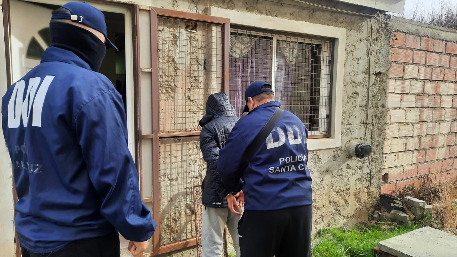  Uno de los acusados mientras era detenido. (FOTO: POLICÍA SANTA CRUZ)