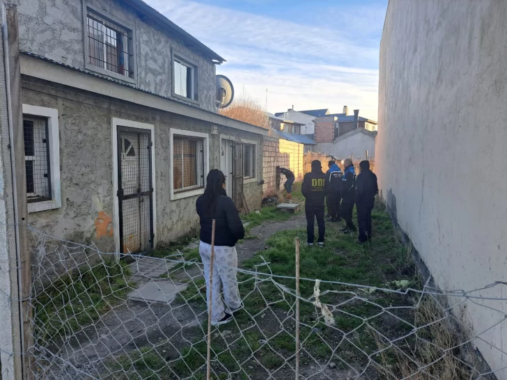  Momento en el que se realizaba uno de los allanamientos. FOTO: POLICÍA SANTA CRUZ