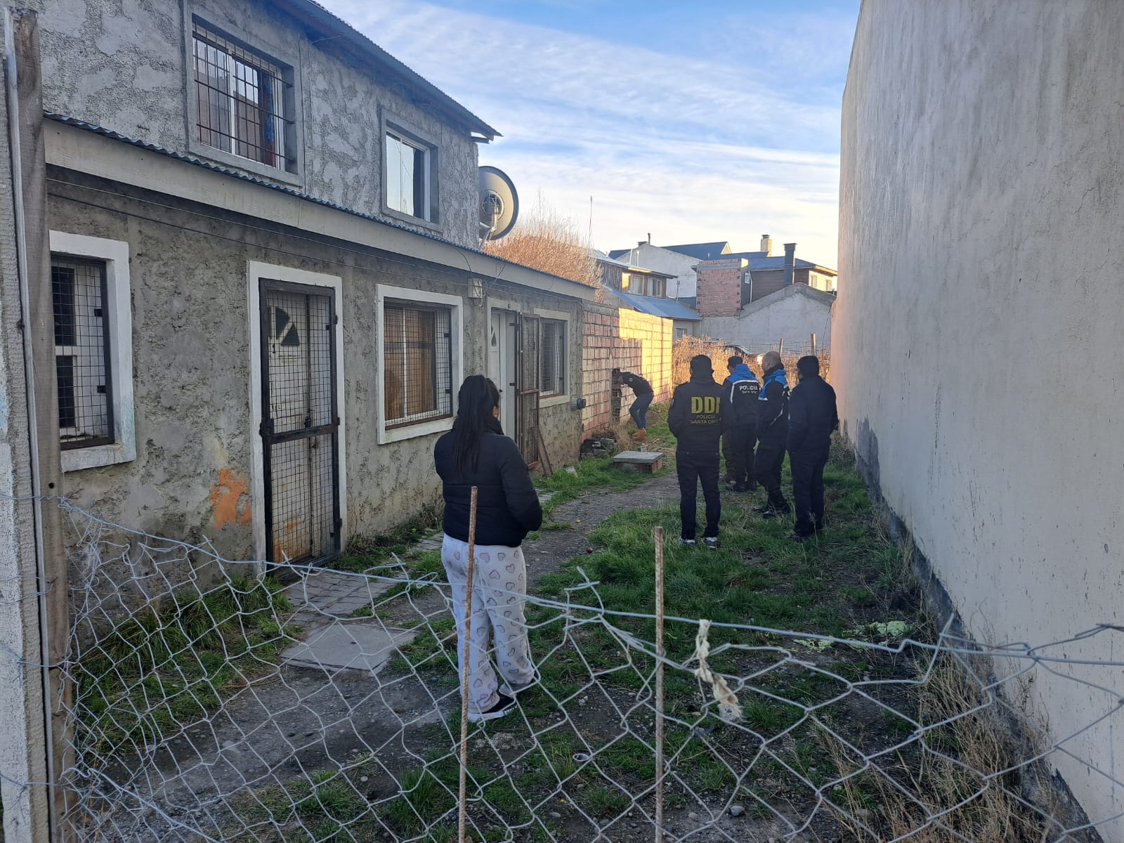  Momento en el que se realizaba uno de los allanamientos. FOTO: POLICÍA SANTA CRUZ