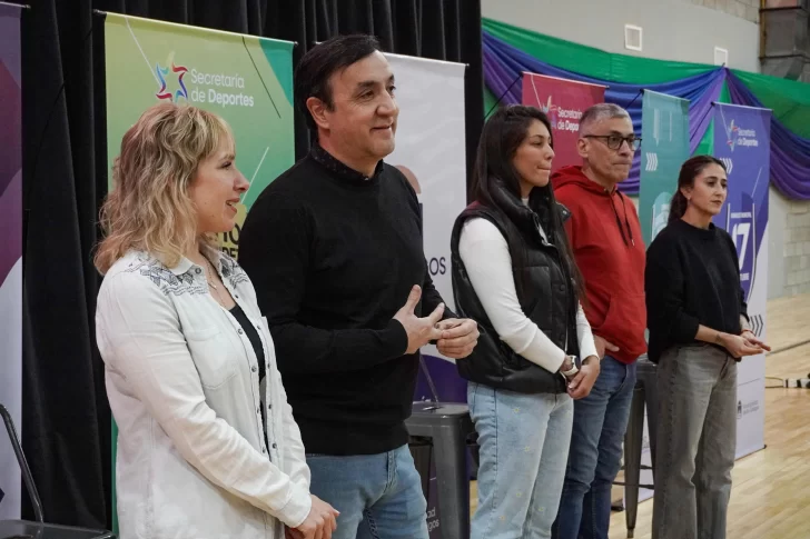  La secretaria de Producción, Comercio e Industria, Moira Lanesán Sancho; el intendente, Pablo Grasso; la secretaria de Deportes, Silvina Juárez; el diputado provincial Eloy Echazú y la secretaria de Turismo, Mercedes Neil participaron del acto.