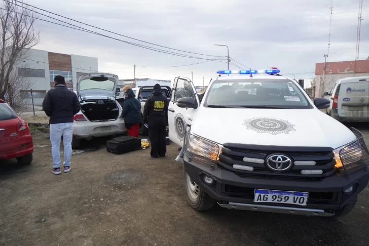  El auto tenía la patente tapada por el barro. FOTO: LEANDRO FRANCO / LA OPINIÓN AUSTRAL.