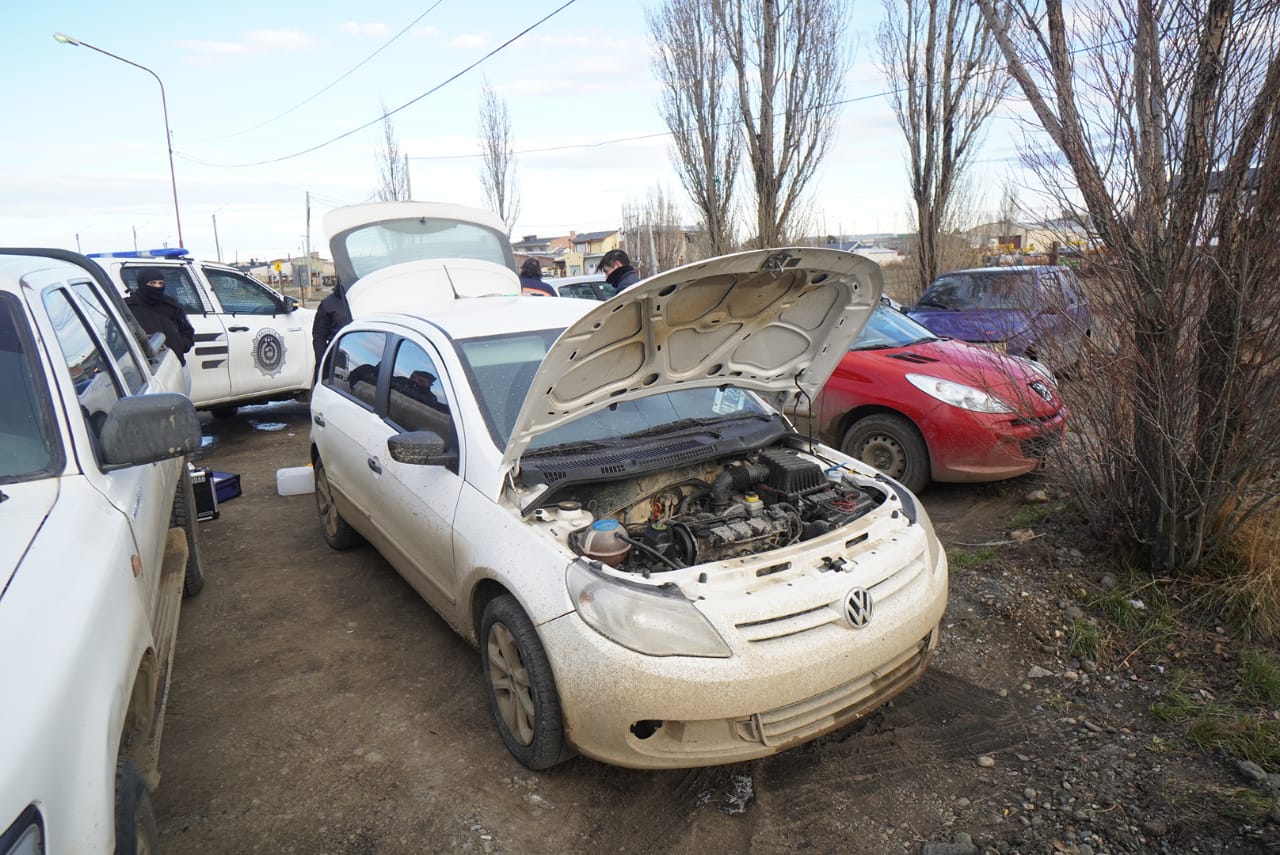  La requisa de la DDI de la Policía de Santa Cruz en búsqueda de drogas sobre el auto secuestrado porque el conductor usaba carné trucho. FOTO: LEANDRO FRANCO / LA OPINÓN AUSTRAL.