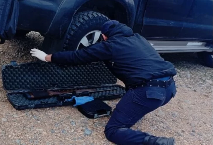  Un agente junto al rifle incautado. (FOTO: POLICÍA CHUBUT)