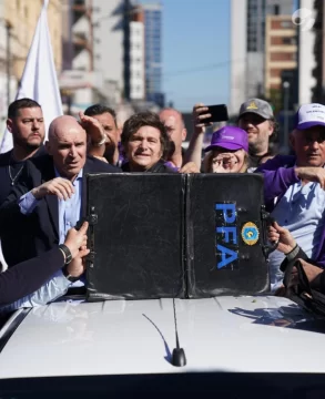 Adorni confirmó que hay dos detenidos por el ataque a Javier Milei en Lomas de Zamora Adorni confirmó que hay dos detenidos por el ataque a Javier Milei en Lomas de Zamora