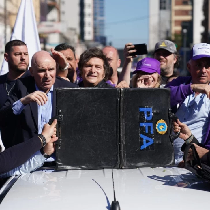 Adorni confirmó que hay dos detenidos por el ataque a Javier Milei en Lomas de Zamora Adorni confirmó que hay dos detenidos por el ataque a Javier Milei en Lomas de Zamora