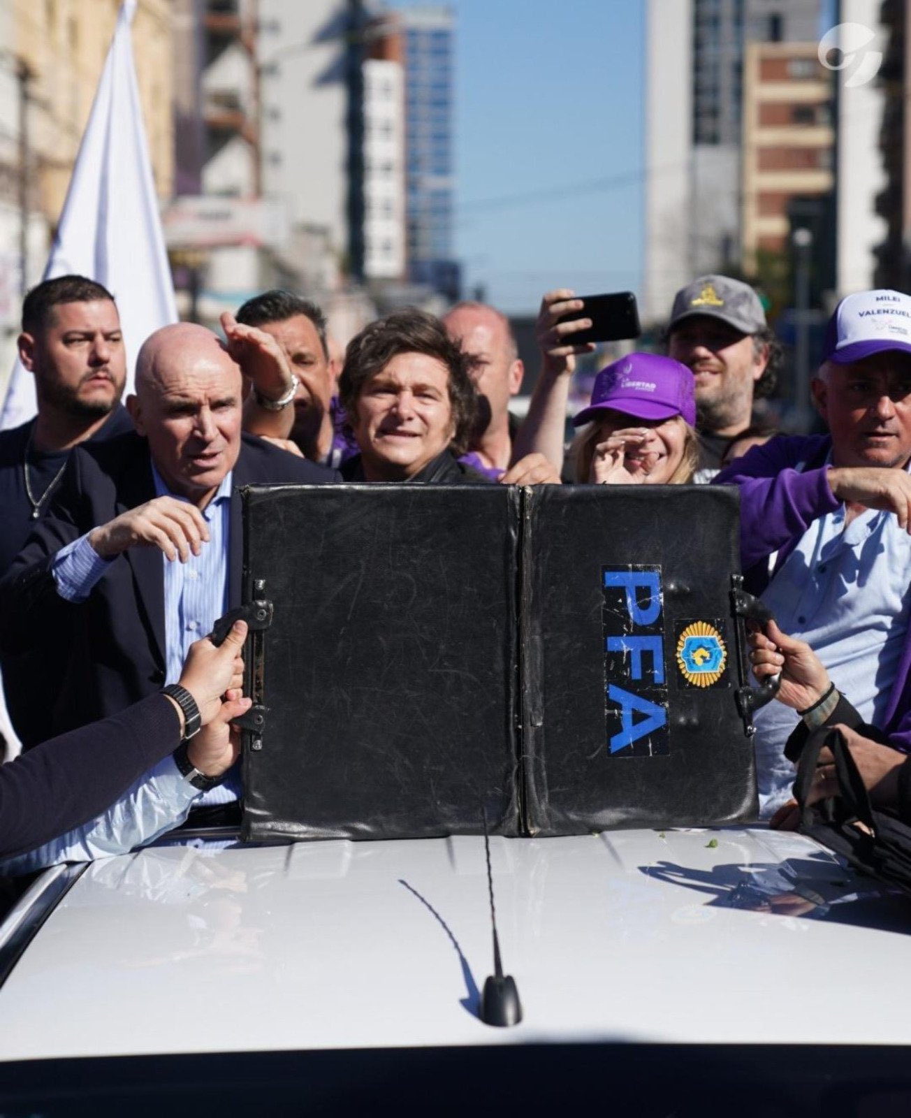 Le tiraron piedrazos a la caravana de Javier Milei en Lomas de Zamora y José Luis Espert se escapó en moto
