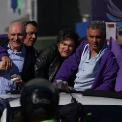 Le tiraron piedrazos a la caravana de Javier Milei en Lomas de Zamora y José Luis Espert se escapó en moto