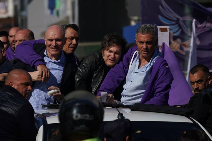 Le tiraron piedrazos a la caravana de Javier Milei en Lomas de Zamora y José Luis Espert se escapó en moto