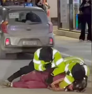 Video. Un motociclista intentó evadir un control policial, atropelló a un oficial y quedó detenido Video. Un motociclista intentó evadir un control policial, atropelló a un oficial y quedó detenido
