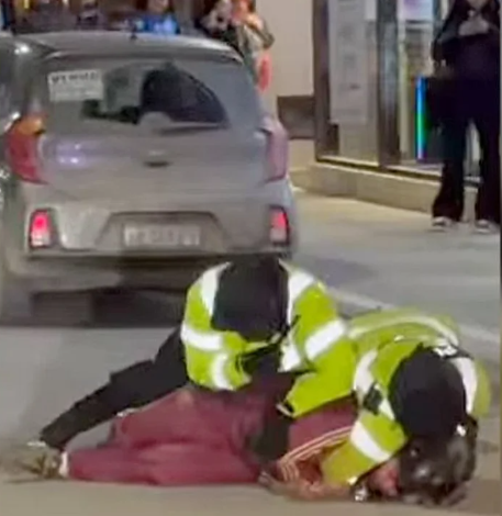 Video. Un motociclista intentó evadir un control policial, atropelló a un oficial y quedó detenido