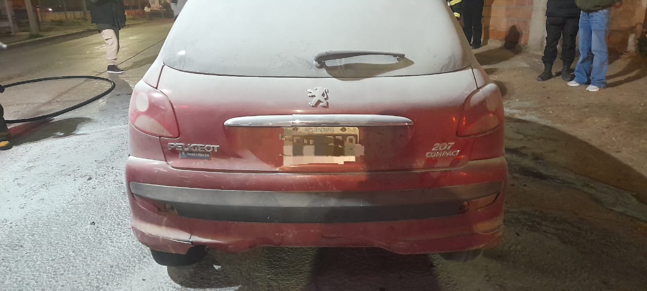 Bomberos sofocaron un incendio de un auto en plena calle de Caleta Olivia