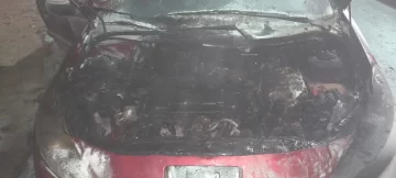 Bomberos sofocaron un incendio de un auto en plena calle de Caleta Olivia Bomberos sofocaron un incendio de un auto en plena calle de Caleta Olivia