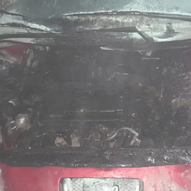 Bomberos sofocaron un incendio de un auto en plena calle de Caleta Olivia Bomberos sofocaron un incendio de un auto en plena calle de Caleta Olivia