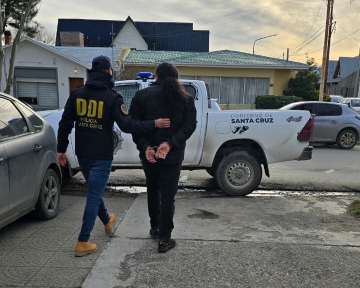  Otro de los sospechosos siendo subido a un móvil oficial. FOTO: POLICÍA SANTA CRUZ