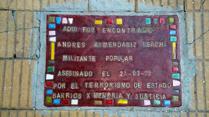  Baldosa por la memoria en calle Trole 258 del barrio de Pompeya.