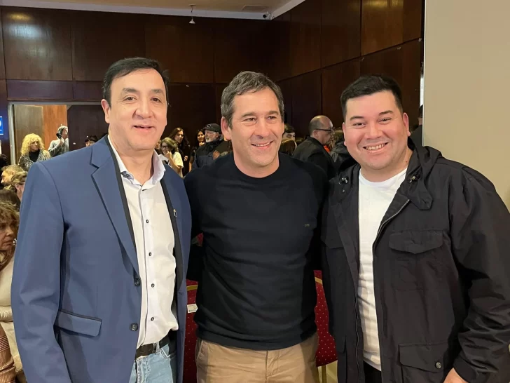  Grasso junto a Luque, candidato a diputado nacional del PJ Chubut, y el concejal Sandoval. FOTO: JORGE BILBAO/LA OPINIÓN AUSTRAL