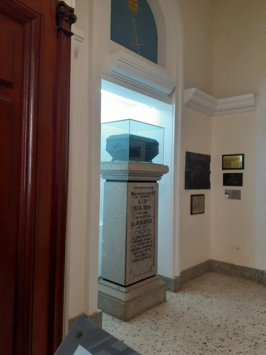  Mausoleo que guarda las cenizas de Piedrabuena y Dufour- Iglesia Ntra Sra. Del Carmen – Carmen de Patagones (Lic. Mónica Menvielle - 2024)