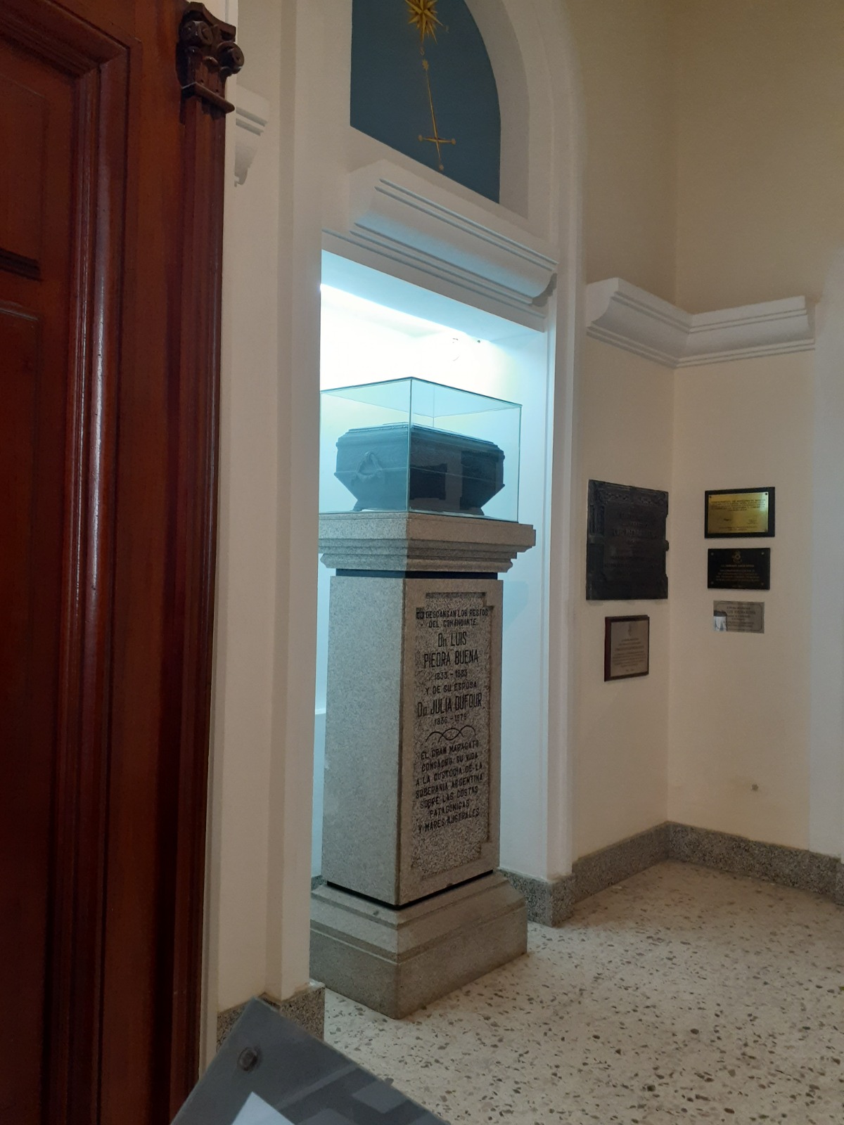  Mausoleo que guarda las cenizas de Piedrabuena y Dufour- Iglesia Ntra Sra. Del Carmen – Carmen de Patagones (Lic. Mónica Menvielle - 2024)