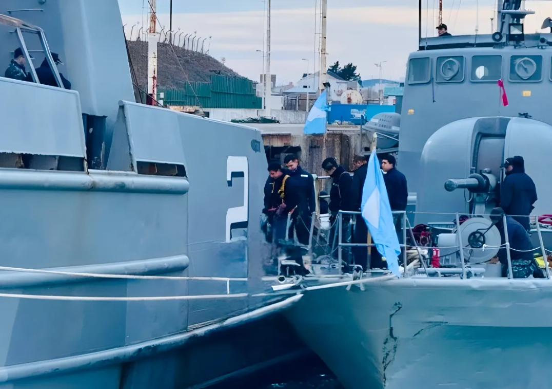 Dos embarcaciones de la Armada Argentina chocaron en Puerto Deseado