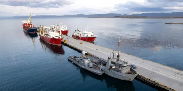 Dos embarcaciones de la Armada Argentina chocaron en Puerto Deseado