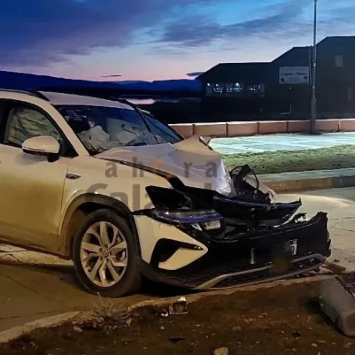 Violento choque en la Costanera de El Calafate: un auto destrozado y un hombre internado Violento choque en la Costanera de El Calafate: un auto destrozado y un hombre internado