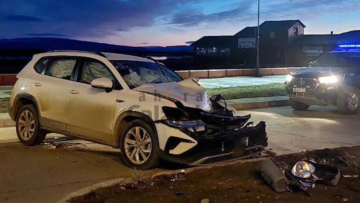 Violento choque en la Costanera de El Calafate: un auto destrozado y un hombre internado