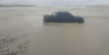 Camioneta arrastrada por la corriente tras fuerte temporal en Comodoro Rivadavia