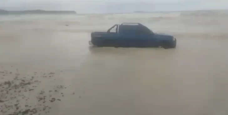 Camioneta arrastrada por la corriente tras fuerte temporal en Comodoro Rivadavia