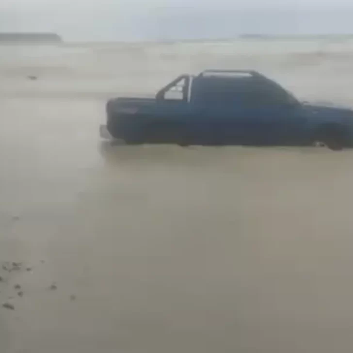 Camioneta arrastrada por la corriente tras fuerte temporal en Comodoro Rivadavia