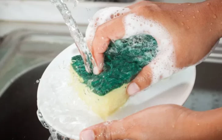 ANMAT saca del mercado un detergente que “quema las manos”